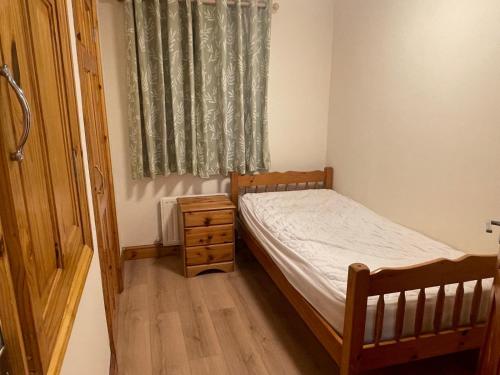 En eller flere senge i et værelse på Woodfarm House