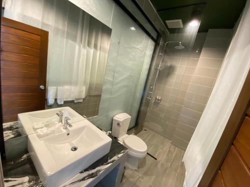 un bagno con lavandino e WC di Work Den Chiangrai a Chiang Rai