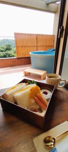 Jídlo v hotelu nebo okolí