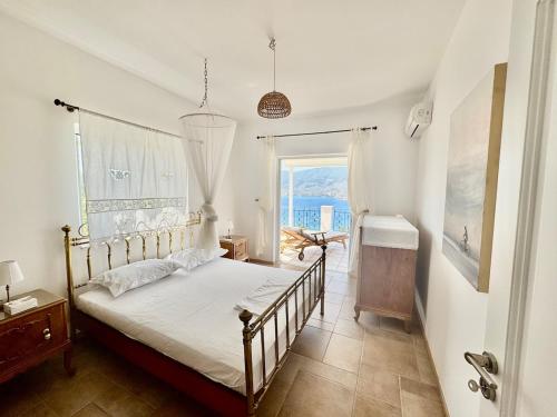 une chambre avec un lit et une fenêtre dans l'établissement Poros Thea Villa, à Poros