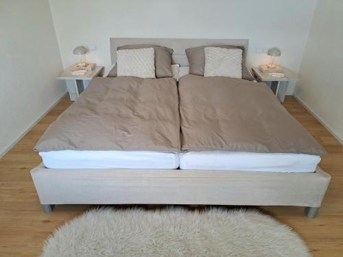 Postel nebo postele na pokoji v ubytování Wohnung mit Schlossblick, 65 qm - ruhig & idyllisch