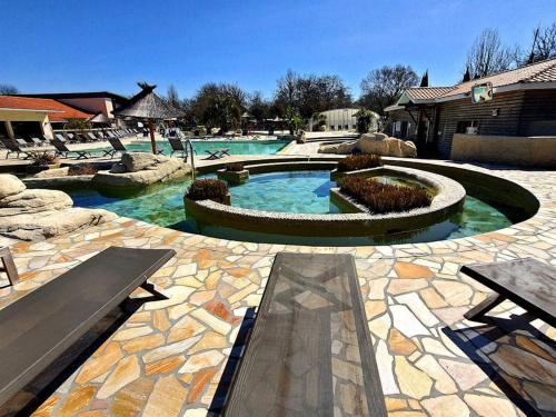 ein großer Pool mit einem Brunnen im Hof in der Unterkunft Mobilhome 6 personnes Marvilla Parks - Mayotte Vacances in Biscarrosse
