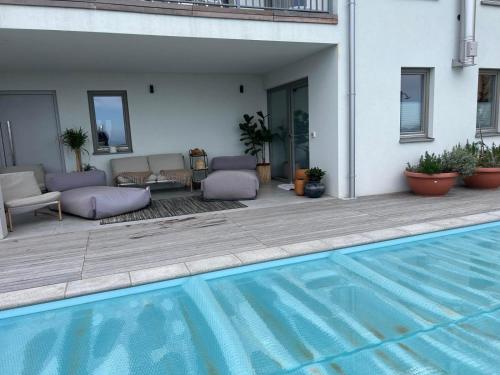 uma casa com piscina e pátio em The best view em Marezige