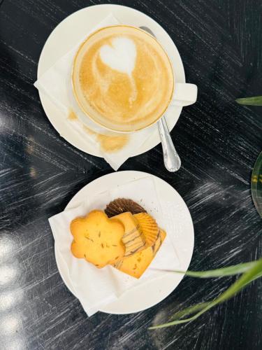 due piatti di cibo e una tazza di caffè di Penta Square Premium Serviced Apartments-DHA Phase 5 Lahore a Lahore