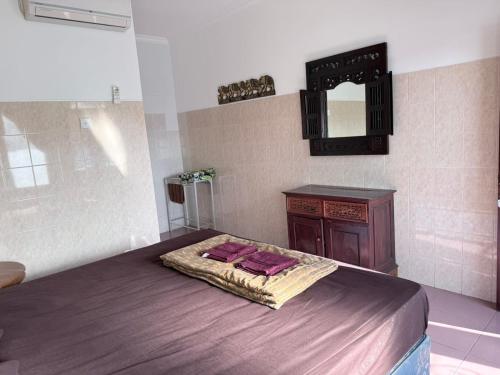 Una cama o camas en una habitación de Cempaka 2 Homestay