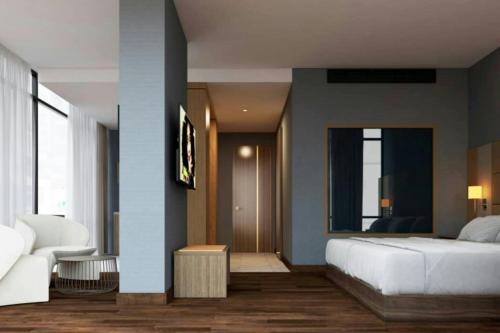 ein Schlafzimmer mit einem weißen Bett und einem Spiegel in der Unterkunft Four Points by Sheraton Accra Kotoka Airport in Accra