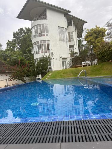 una piscina frente a una casa en Kandy Krush Hostel, en Kandy