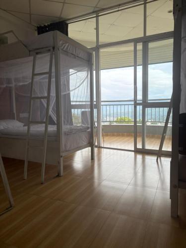 1 dormitorio con 2 literas y balcón en Kandy Krush Hostel, en Kandy