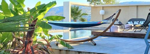 Luxueux appartement dans propriété contemporaine, jardin privatif, piscine