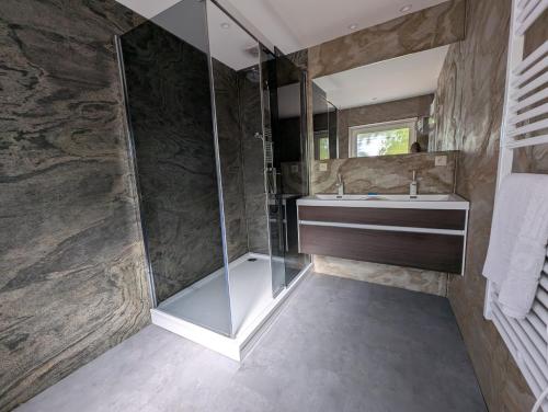 a bathroom with a shower and a sink at Heerlijk Huisje Heerle 