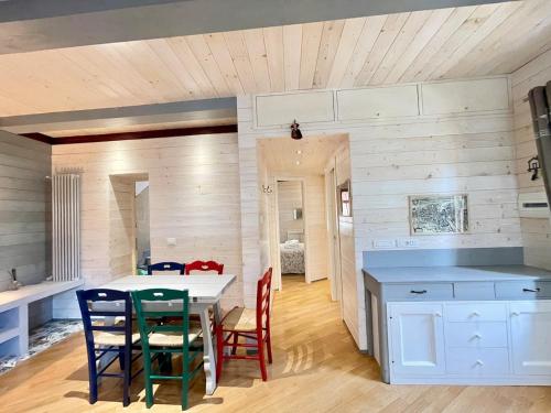 una cucina e una sala da pranzo con tavolo e sedie di Casa Bianca, Natura e Relax a Roccaraso