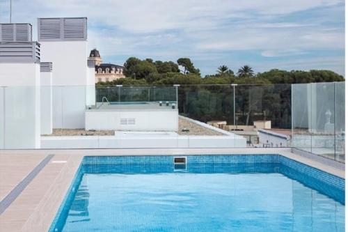 Πισίνα στο ή κοντά στο Modern apartment in the center near the beach and Barcelona