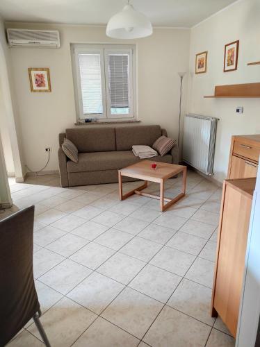 una sala de estar con un sofá y una mesa en Apartma Laura, en Ankaran