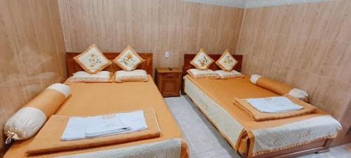 a room with two beds in a room with at Van tan in Kon Plong