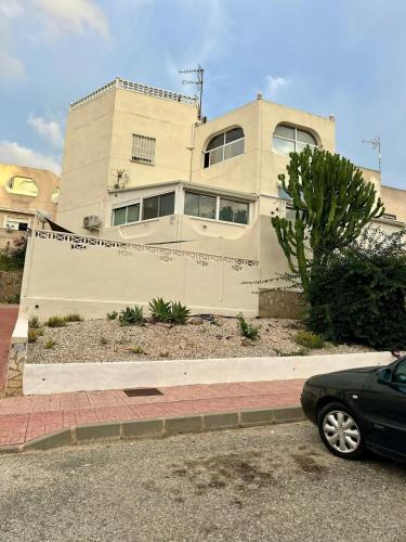 a building with a car parked in front of it at Rustige, nette vakantie woning met veel extra's in San Miguel de Salinas