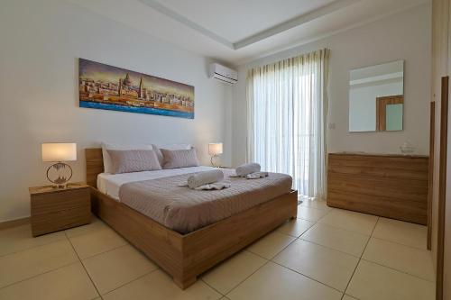 a bedroom with a large bed and a large window at Central 2 Bed Apartment in Gwardamanġa