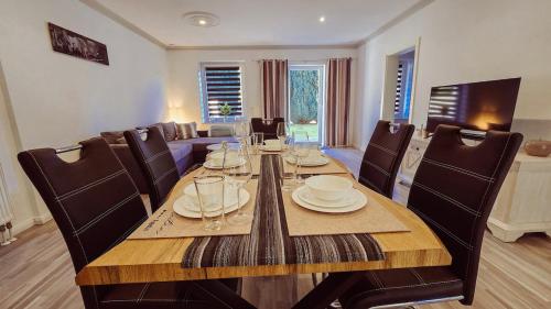 a dining room with a wooden table and chairs at 90m Apartment 5 Schlafplätze in Tostedt