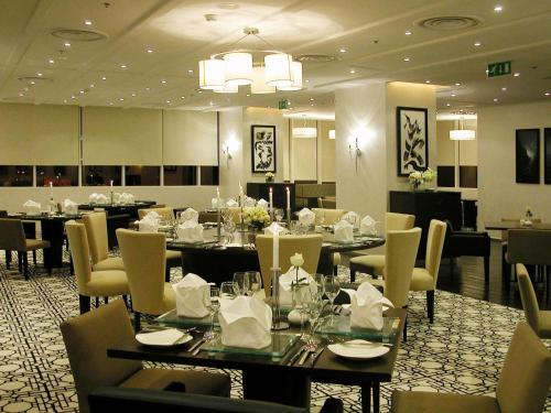 ห้องอาหารหรือที่รับประทานอาหารของ Novotel Riyadh Al Anoud