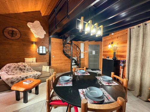 een woonkamer met een tafel en een bank bij Le Douillet des Pyrénées, Luxury Chalet Home in Ax-les-Thermes