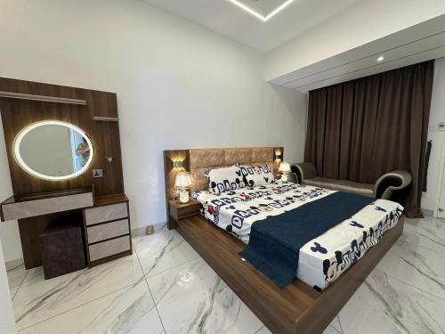 Ένα ή περισσότερα κρεβάτια σε δωμάτιο στο Sri Bahagia Castle Homestay