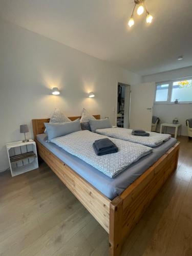 a bedroom with a large wooden bed in a room at Sylvis Home Zentral gelegenes Ferienhaus in ruhiger Lage in Fürth
