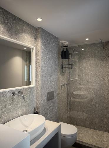 2 Bedroom 2 Bath Modern Apartment 9min from Metro Station