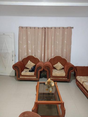 a living room with two couches and a coffee table at Casa RRR in Caleta Cruz