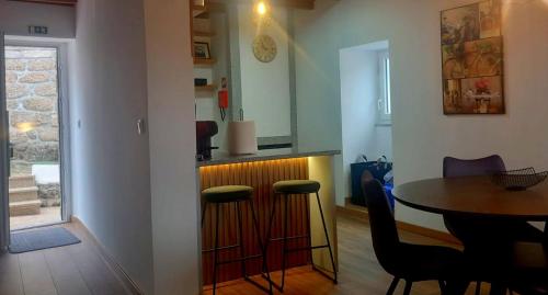 a kitchen and dining room with a table and a counter at Casa da Ilda