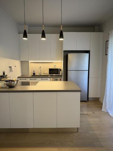 2 Bedroom 2 Bath Modern Apartment 9min from Metro Station