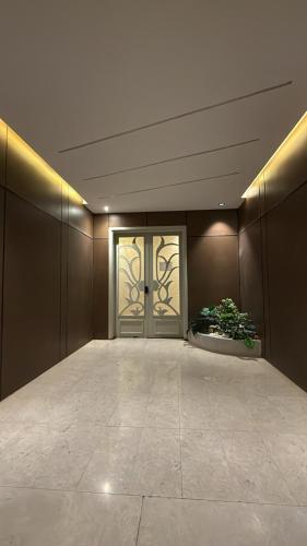 リヤドにあるHotel Studio in Hittinの植物が置かれたドアのある広い部屋
