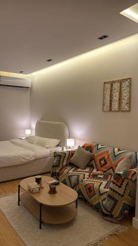 リヤドにあるHotel Studio in Hittinのソファとベッドのあるリビングルーム