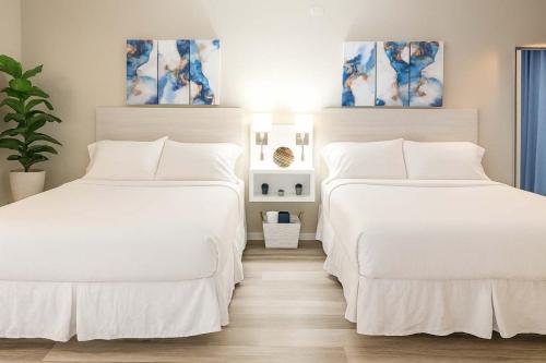 Postel nebo postele na pokoji v ubytování ESJ Towers Studio- Beach Access