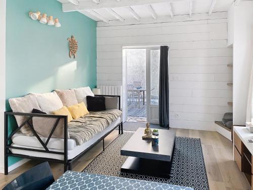 Blue Cottage في بليران: غرفة معيشة بها أريكة وطاولة قهوة