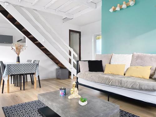 Blue Cottage في بليران: غرفة معيشة بها أريكة وطاولة
