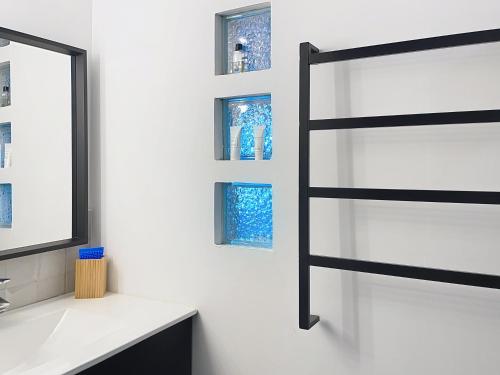 Blue Cottage في بليران: حمام مزود بحوض ومِرآة