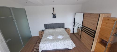 Postel nebo postele na pokoji v ubytování Sarajevo Penthouse