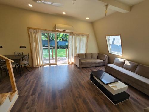 Zona de estar de Sky Bloom DLF 2BHK Luxury Villa Chattarpur