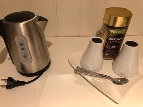 Παροχές για τσάι/καφέ στο 1 roms kjellerleilighet Norheim, Haugesund