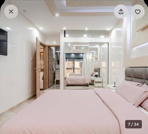 Ένα ή περισσότερα κρεβάτια σε δωμάτιο στο luxury apartment in casablanca