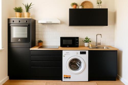 una cocina con lavadora y fregadero en Isola nell'Isola apt -Isola e Garibaldi, en Milán