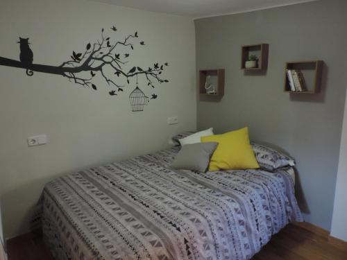 a bedroom with a bed with a bird on the wall at Casa La Muralla, reformada en Casco Antiguo in Cuenca
