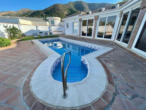 ミハスにあるVilla Mimosaの家の裏庭にあるプール