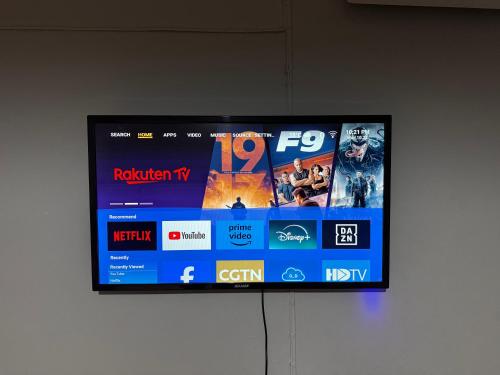 Μια τηλεόραση ή/και κέντρο ψυχαγωγίας στο Green Terrace Residence Phuket