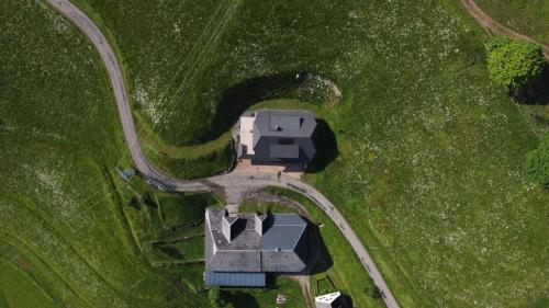 una vista aérea de una casa en un campo en Haus Sattelgrund, en Münstertal