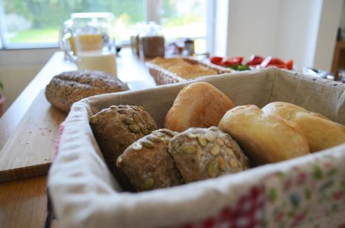 een doos gebak zittend op een tafel bij Republique in Sibiu