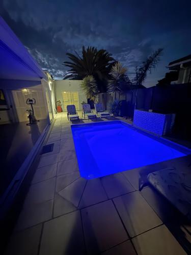 Swimmingpoolen hos eller tæt på Serenity suite 6 minutes away from the beach