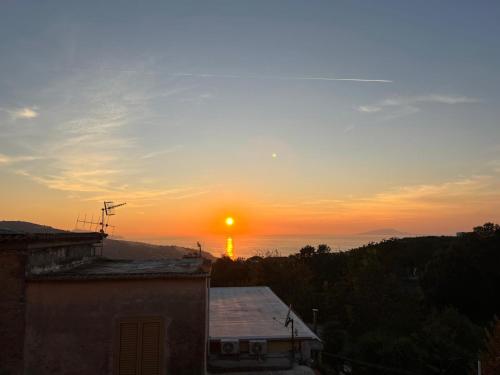 Východ nebo západ slunce při pohledu z prázdninového domu nebo okolí