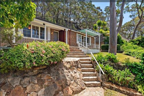 The Greenview Luxe Home - Hornsby في هورنسبي: منزل به سلالم تؤدي إلى الباب الأمامي