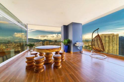 Habitación con mesa y vistas a la ciudad en Homestay Osaky view biển, en Vung Tau