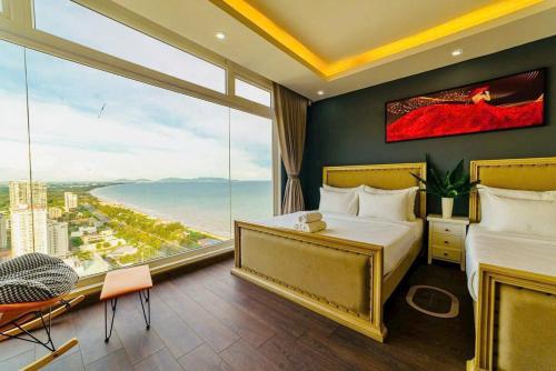 una habitación de hotel con una cama y una ventana grande en Homestay Osaky view biển, en Vung Tau